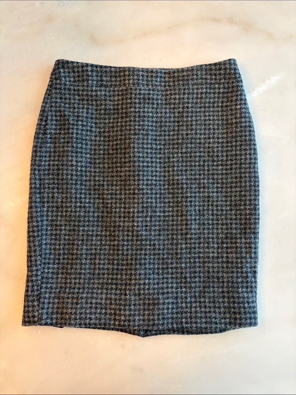J. Crew Black and Gray Houndstooth Pencil Skirt, 100% Wool, fully lined size 0